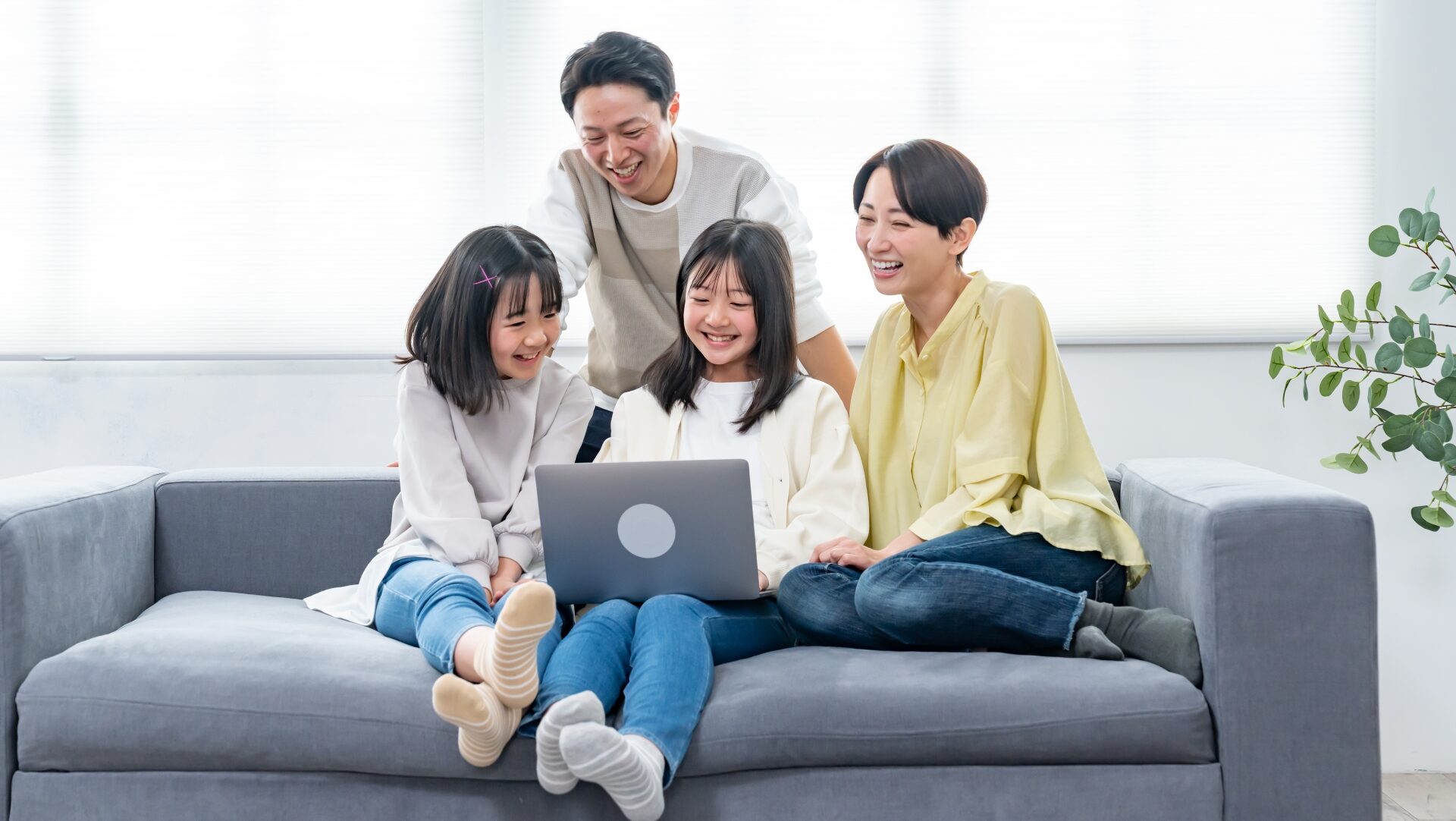 パソコンを家族で見る